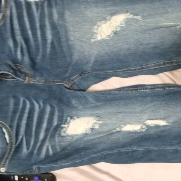 Size 13,No boundaries,distressed, whisker wash, dark blue denim capris - Picture 3 of 4